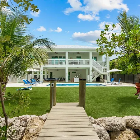 Emerald Oasis Deluxe Waterfront Gem, Heated Pool With Dock